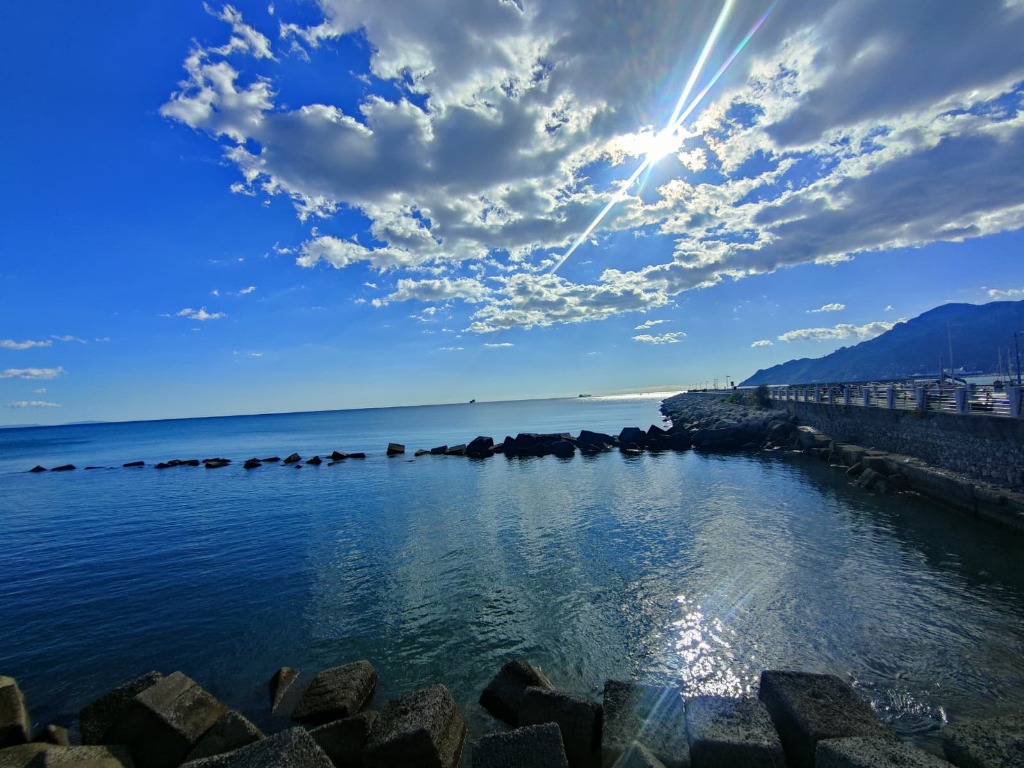 Sole splendente sulla spiaggia